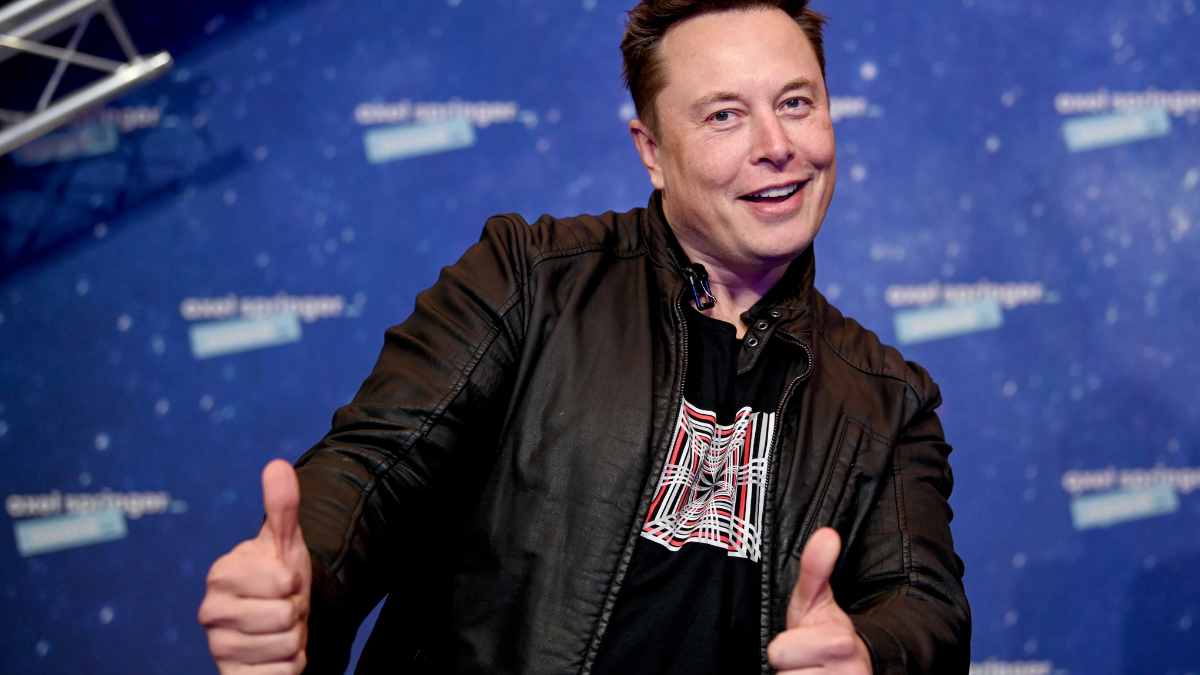 Elon Musk sonríe y levanta los pulgares en un acto público relacionado con su propuesta de trabajar 120 horas semanales