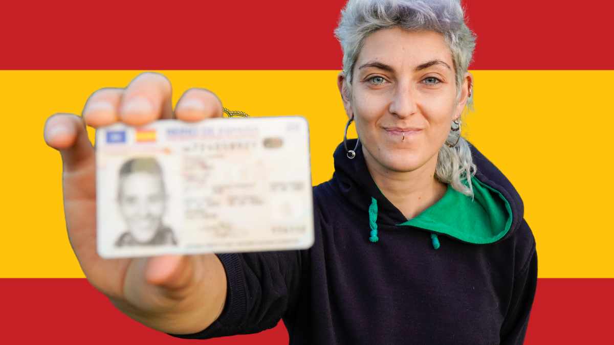 Mujer mostrando su DNI frente a la bandera de España, representando el nuevo sistema exprés de renovación