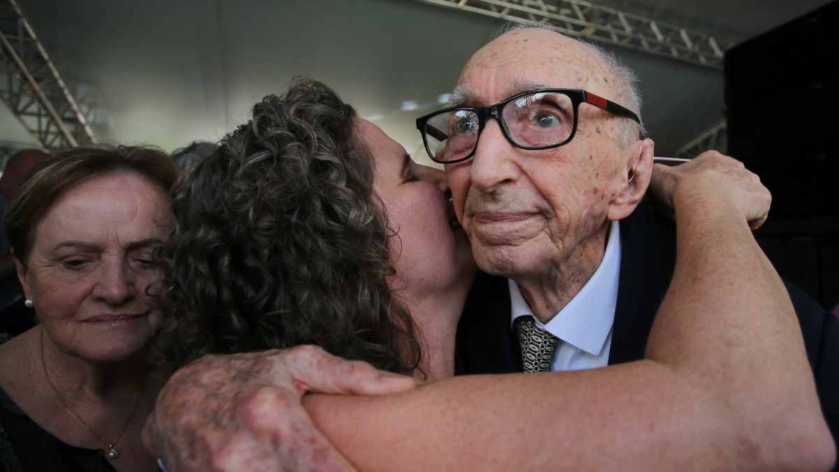 Walter Orthmann de 102 años recibiendo un abrazo tras anunciar su jubilación luego de 86 años en la misma empresa.