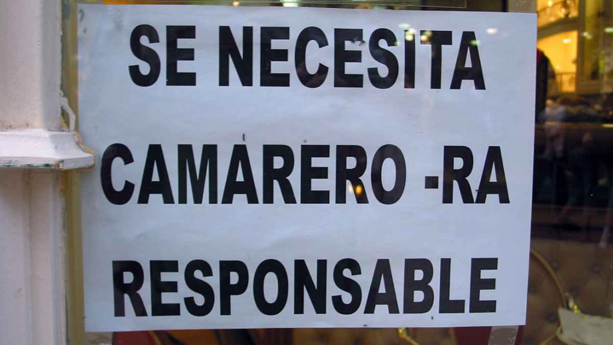 Cartel con el mensaje ‘Se necesita camarero-ra responsable’ en la puerta de un local de hostelería