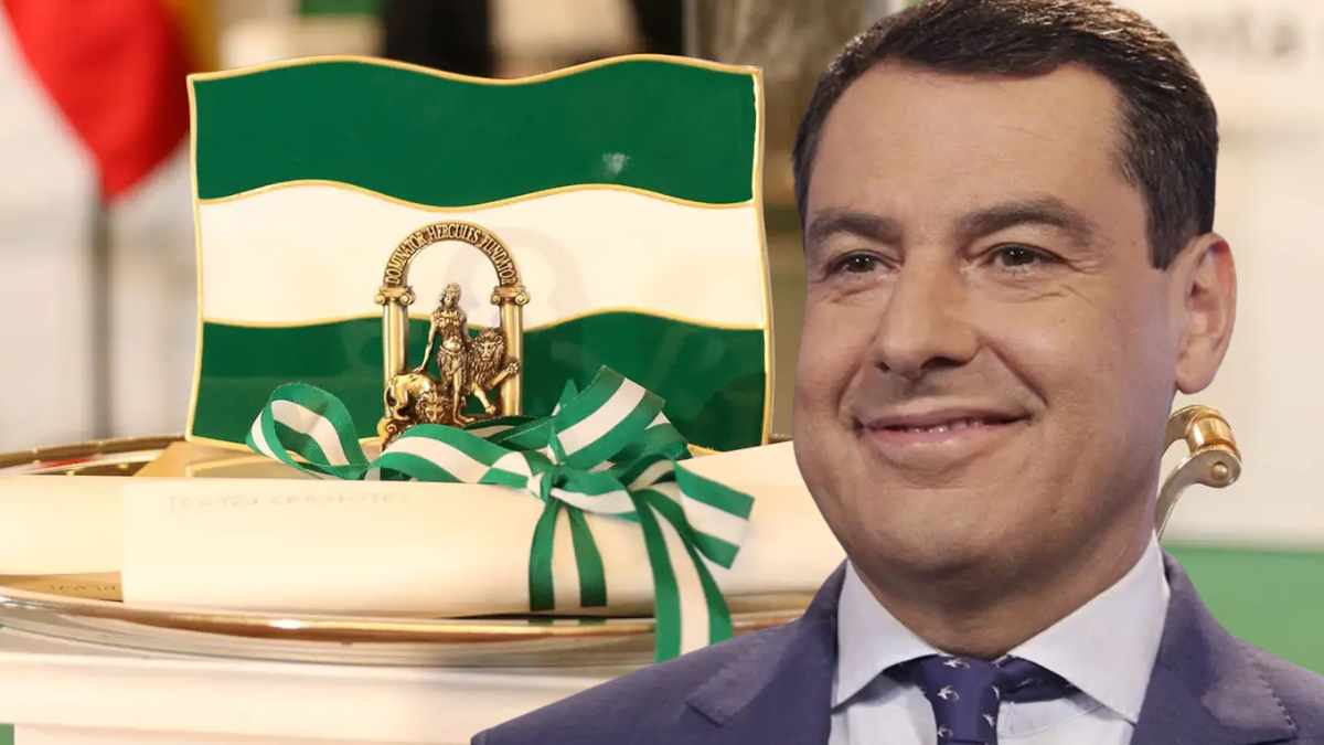 Bandera de Andalucía y Juanma Moreno anunciando la nueva Renta Mínima de 1.450 euros