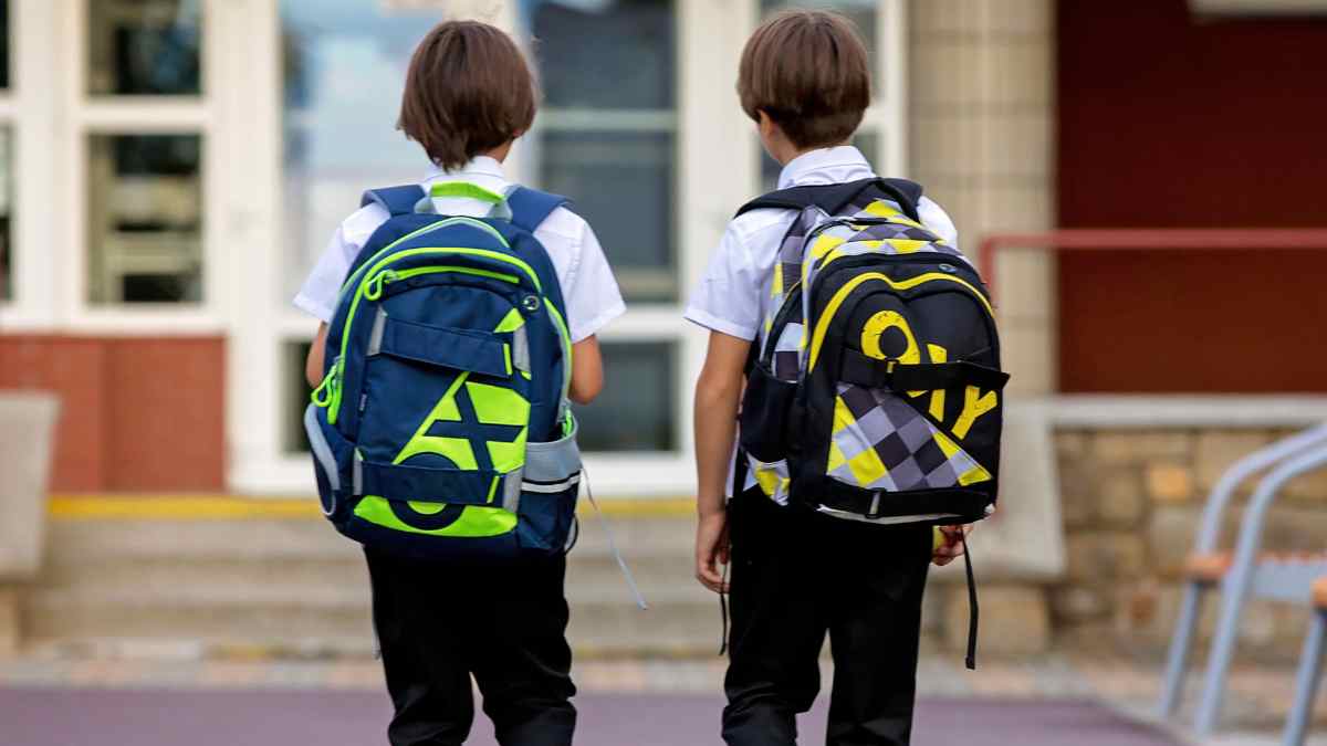 Dos niños con mochilas, ayuda de 1.000 euros para padres con hijos nacidos a partir de 2007