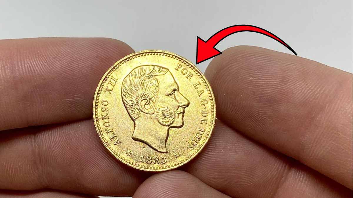 Primer plano de la moneda de 100 pesetas de oro de 1870 con la efigie de Alfonso XII.