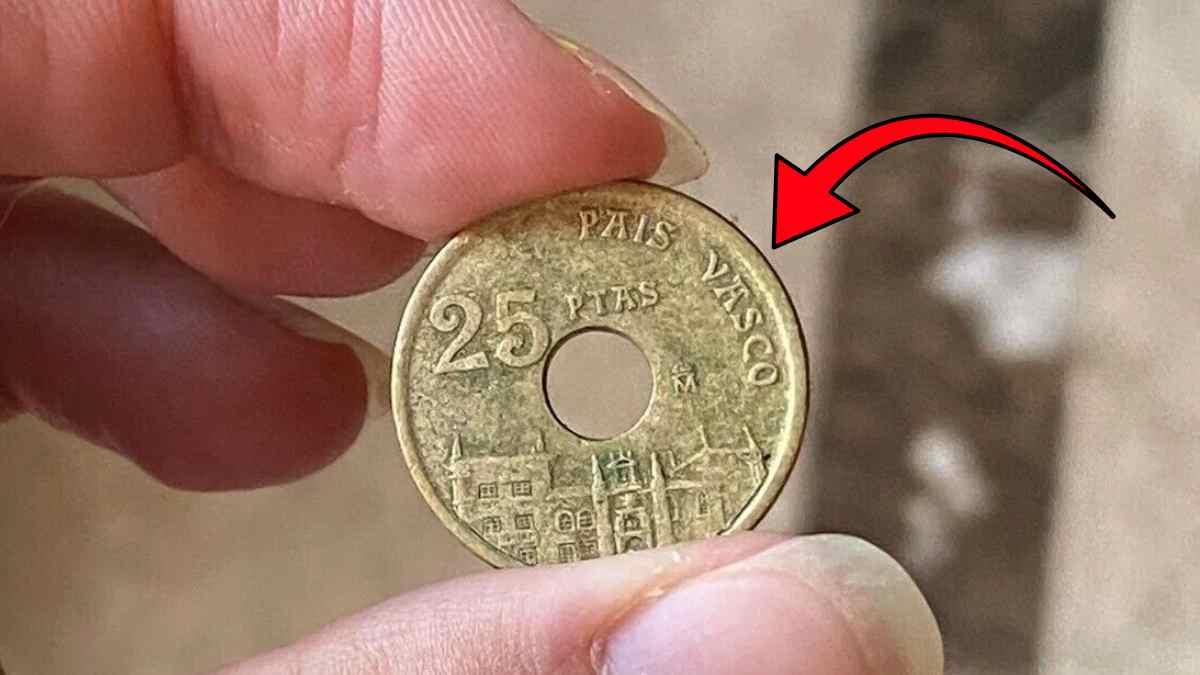 Moneda de 25 pesetas on agujero central y alto valor en el mercado numismático