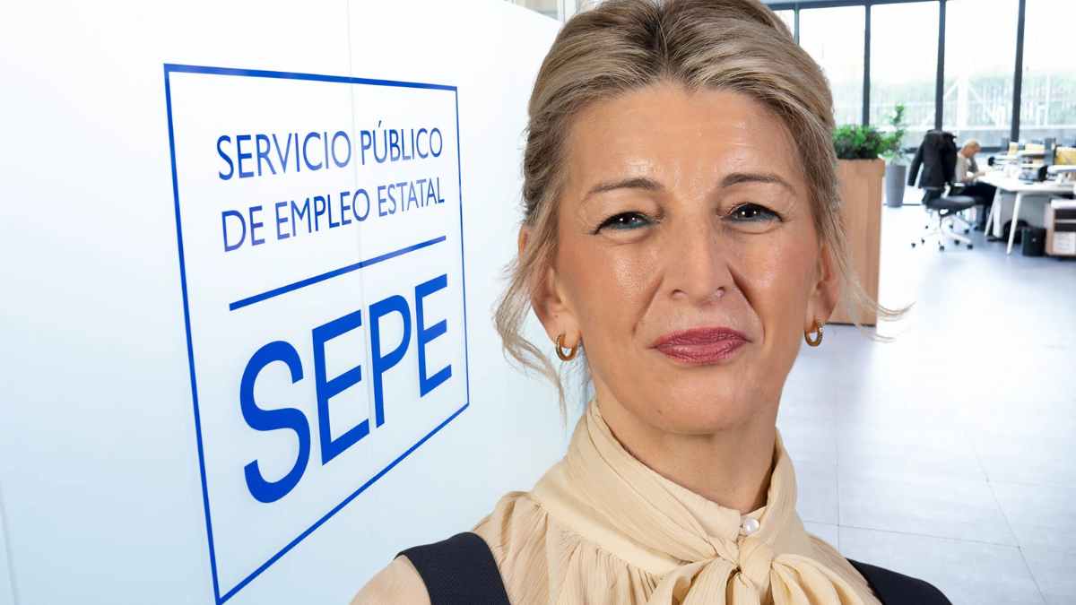 Yolanda Díaz en primer plano junto al cartel del SEPE para la ayuda de 10.980 euros