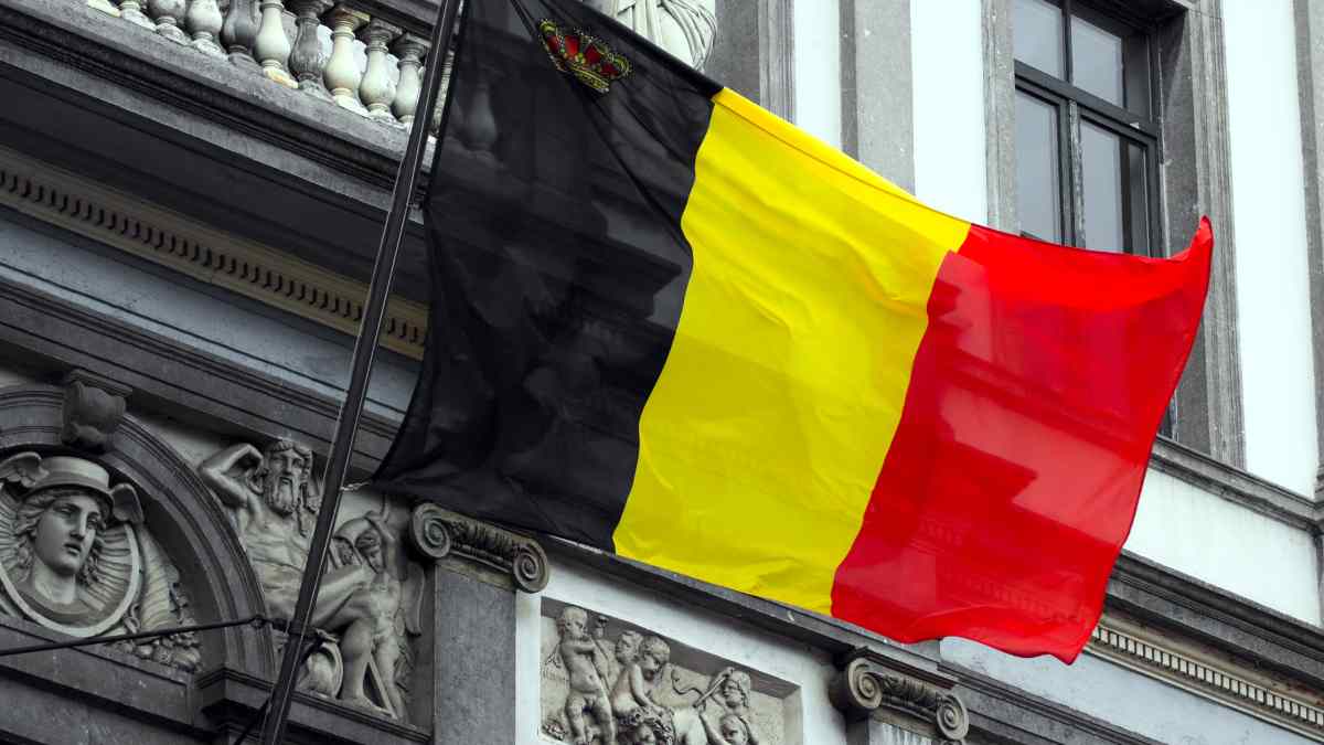 Bandera de Bélgica ondeando en la fachada de un edificio