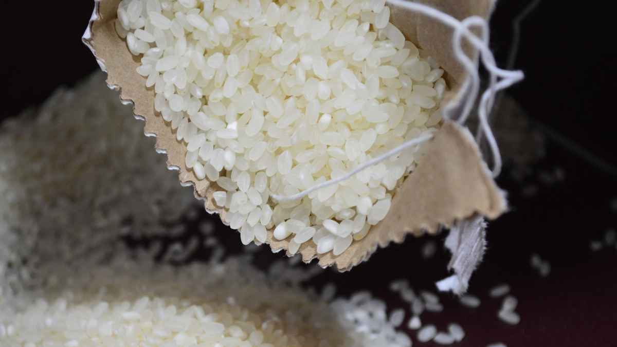 Arroz blanco vertiéndose desde una bolsa de papel, sujeto a retirada por orden de Sanidad