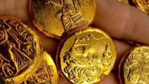 Encuentra un tesoro de 7 millones de euros mientras paseaba estando de baja médica: 9 medallones, 3 anillos y varias perlas
