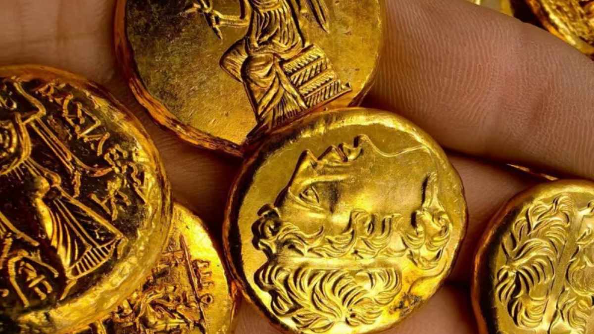 Medallones de oro con grabados antiguos, parte de un tesoro valorado en 7 millones de euros encontrado en Noruega.