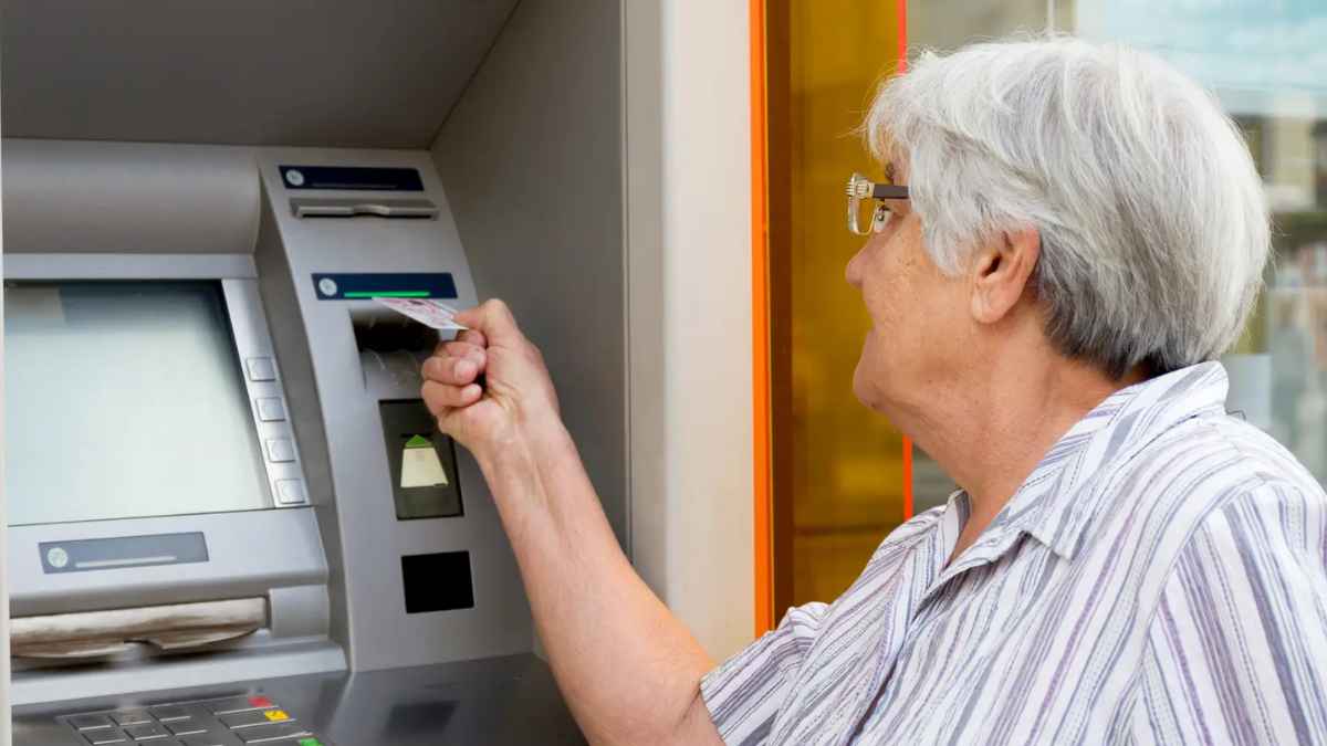 Evita robo dinero tarjeta del banco