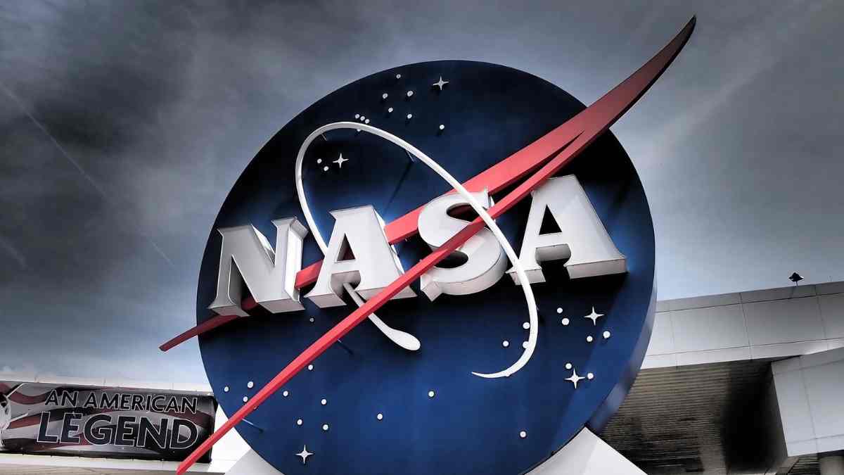 Logotipo oficial de la NASA en un edificio de la agencia espacial, relacionado con el concurso de 3 millones de dólares