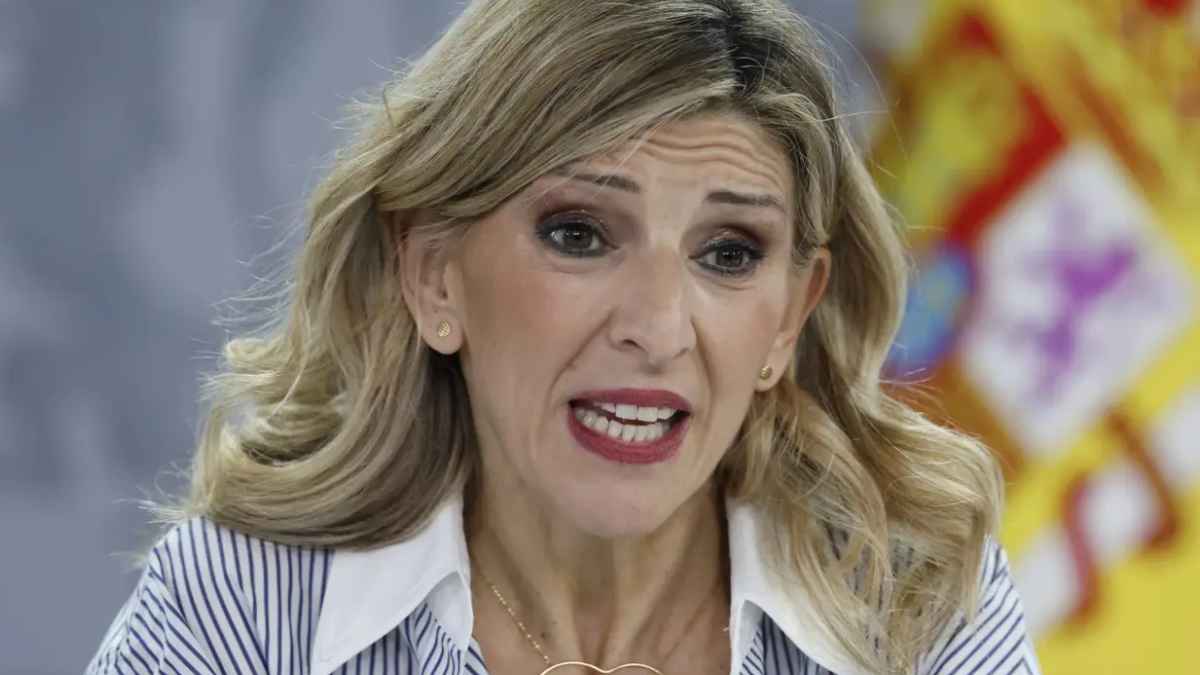 Yolanda Díaz insiste en la renta universal por crianza: 200 euros mensuales hasta los 18 años La vicepresidenta segunda propone una prestación familiar que busca erradicar la pobreza infantil. Su idea: apoyar con 200 euros al mes por cada hijo o hija hasta la mayoría de edad. El plan de Yolanda Díaz para instaurar una renta universal por crianza cobra fuerza en el panorama político. La medida, impulsada por Sumar, pretende aportar 200 euros mensuales a cada familia que cuente con hijos o hijas de 0 a 18 años. ¿El objetivo principal? Amortiguar los costes de la crianza y revertir la alta incidencia de la pobreza infantil en nuestro país. Requisitos fundamentales para solicitar la nueva renta universal por crianza de 200 euros La formación de la vicepresidenta subraya que la clave para acceder a esta ayuda es contar con al menos una “persona menor de tres años de edad” en el hogar. Una vez cumplido ese punto, el abono estatal se extendería hasta que el hijo o la hija cumpla los 18. ¿Te interesa saber más? A continuación, se destacan los requisitos más relevantes: Tener la residencia legal en España. Incluir en el núcleo familiar al menos a un menor de tres años. Mantener la prestación hasta la mayoría de edad del descendiente, sin necesidad de acreditar ingresos. Pasos administrativos y plazos para formalizar la ayuda mensual de 200 euros por descendiente Aunque todavía no se ha presentado una memoria económica ni se han concretado los procedimientos, lo más probable es que la tramitación se realice por medio de la Seguridad Social. Se espera que, tanto de forma presencial como online, la familia pueda solicitar este ingreso de forma sencilla. No obstante, habrá que estar atentos a los plazos de apertura, ya que es una propuesta que podría incluirse en los próximos Presupuestos Generales del Estado. A modo de orientación, esta tabla explica el tramo de edad y la cuantía mensual prevista: Tramo de edad del menor Importe mensual estimado 0 a 3 años 200 euros 4 a 18 años 200 euros La petición de Sumar contempla un mismo importe para todo el ciclo de desarrollo del menor. Comparación con otras medidas sociales y posible impacto en la pobreza infantil en España La propuesta de renta universal se presenta como una solución para el 34,6% de menores en riesgo de exclusión social, de acuerdo con los últimos datos manejados por la formación de Yolanda Díaz. Este porcentaje, según sus declaraciones, evidencia que los “escudos sociales” vigentes no han logrado frenar la pobreza infantil. España, además, lidera ciertos indicadores negativos en la Unión Europea, como la alta tasa de paro o el elevado índice de pobreza infantil. Por tanto, el objetivo final de esta prestación sería reforzar el poder adquisitivo de las familias y reducir la brecha que padecen los hogares más vulnerables. Consejos prácticos para agilizar la tramitación y evitar posibles incompatibilidades con otras prestaciones Antes de dar cualquier paso, conviene informarse sobre la compatibilidad de esta nueva ayuda con otras ya existentes, como el Ingreso Mínimo Vital. A pesar de que se presenta como universal, el Gobierno podría fijar límites o requisitos adicionales para regular su alcance. Por otro lado, es esencial recopilar la documentación necesaria (DNI, libro de familia o certificado de nacimiento) y estar pendiente de las convocatorias oficiales. De hecho, “ojo con los plazos” podría ser el lema de quienes deseen acceder a cualquier subvención: la puntualidad en la solicitud suele ser decisiva para evitar retrasos o denegaciones. Conclusión y próximos pasos La propuesta de Yolanda Díaz busca cubrir un vacío que, según Sumar, sigue sin resolver la pobreza infantil. Sin embargo, aún deben definirse los mecanismos de financiación y la forma concreta de solicitar este subsidio. Se recomienda mantenerse al tanto de los anuncios en la web de la Seguridad Social y preparar con antelación la documentación familiar.