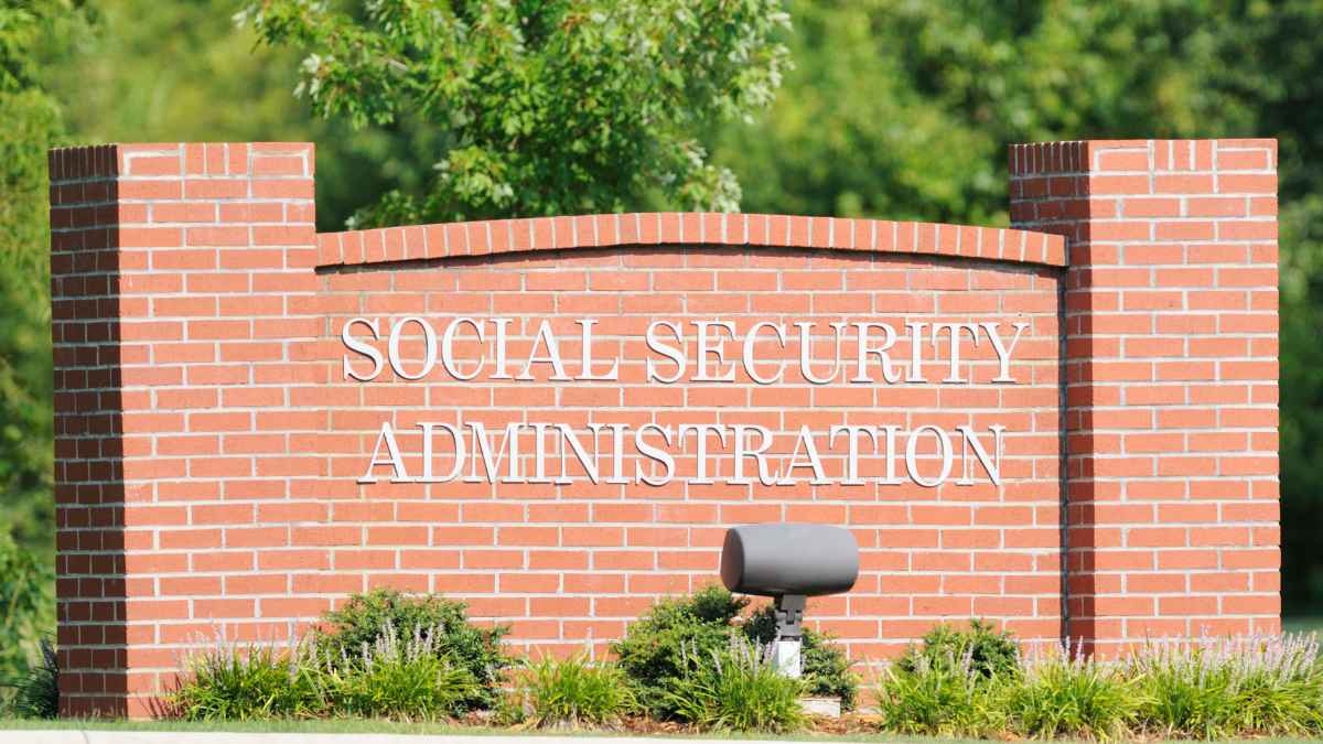 Letrero de la Administración del Seguro Social de Estados Unidos en una entrada de ladrillo