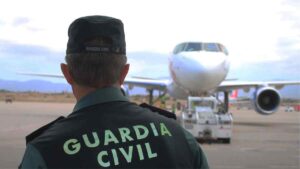 Llega a un aeropuerto a recoger a su abuela, se cuela en una zona de acceso NO autorizado y acaba detenido por la Guardia Civil