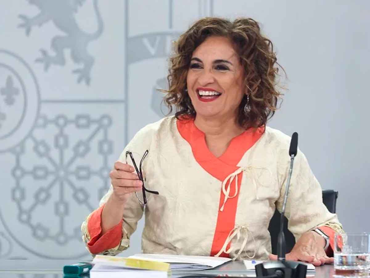 Ministra de Hacienda en rueda de prensa sobre deducciones fiscales en la Renta 2024