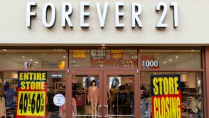Adiós a esta conocida marca de ropa de Estados Unidos: se declara en quiebra por segunda vez y cierra más de 200 tiendas por la presión asiática