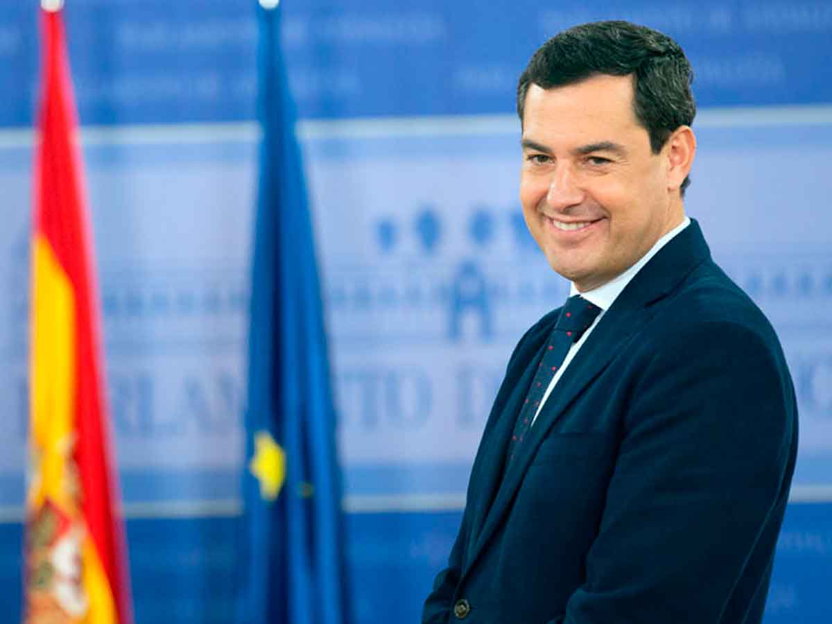 Juanma Moreno presidente de la Junta de Andalucía en rueda de prensa sobre subvenciones autonómicas