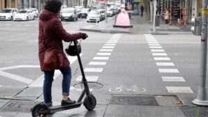 Malas noticias para los barceloneses: el ayuntamiento empieza a multar a los patinetes eléctricos con sanciones de 500 euros por hacer esto