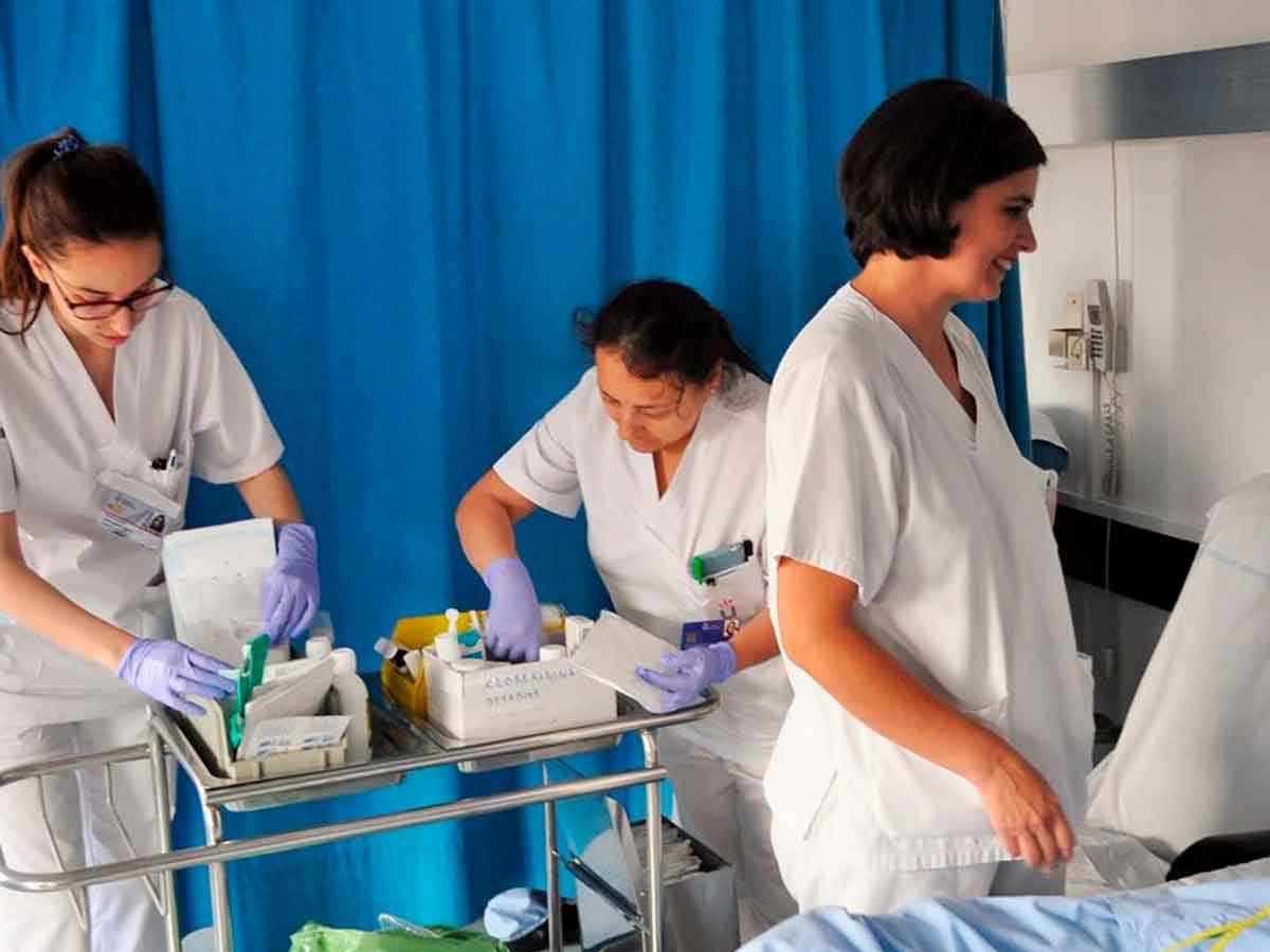 Enfermeras trabajando en un hospital tras la aprobación de la subida salarial anunciada por el Gobierno