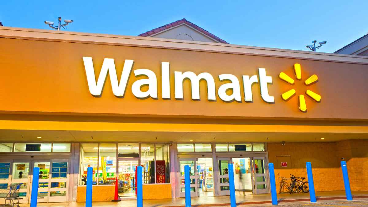 Entrada principal de una tienda Walmart en Estados Unidos, bajo nueva política de rechazo de billetes deteriorados