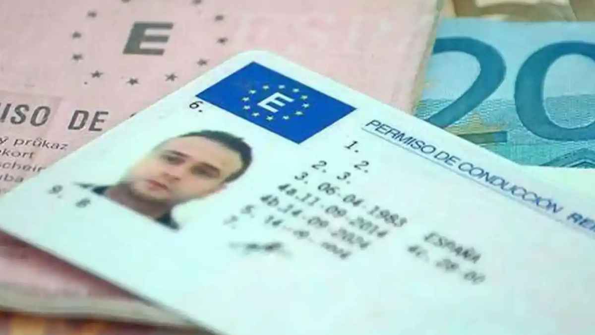 Permiso de conducir español con bandera de la UE sobre formularios y billete de 20 euros, ilustrando el canje online de la DGT.