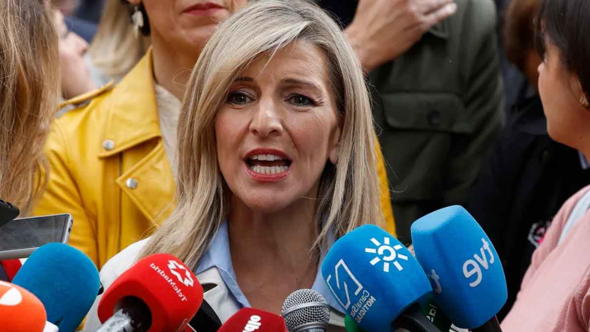 Yolanda Díaz, ministra de Trabajo, ante varios micrófonos de prensa durante rueda de prensa sobre la reforma laboral