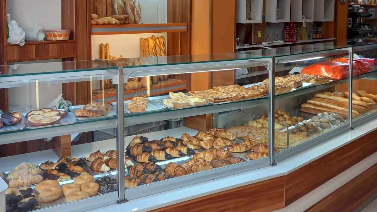 interior pasteleria embassy madrid vitrina pasteles croissants pan artesanal