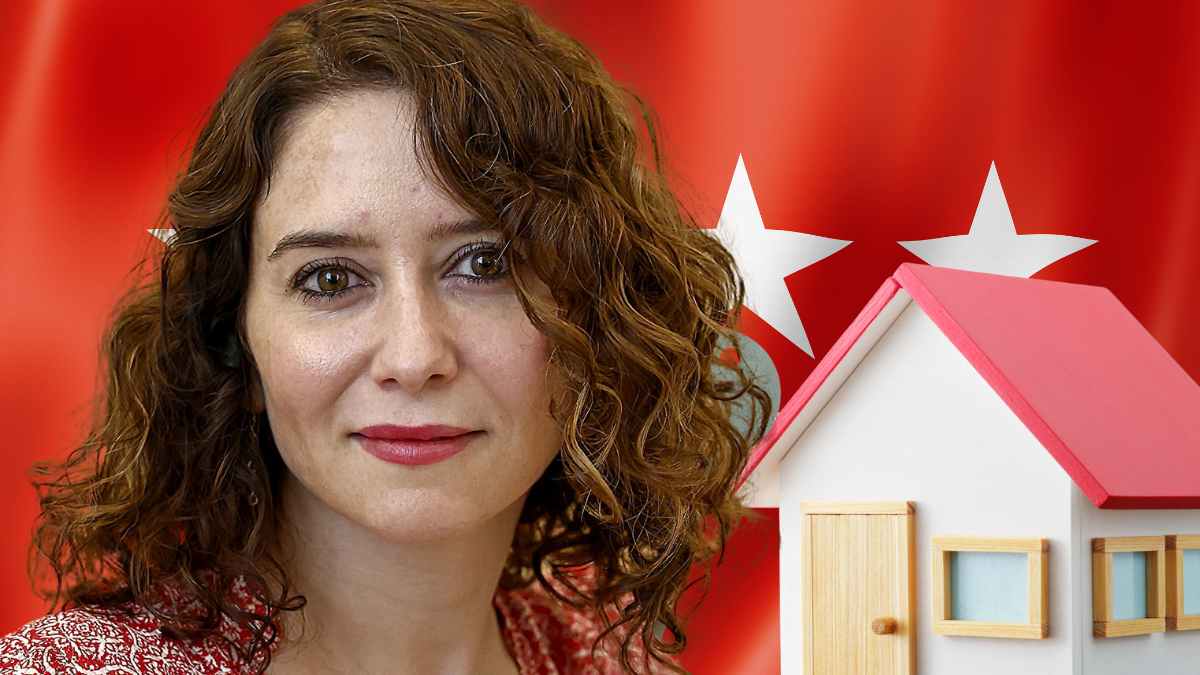 Isabel Díaz Ayuso ante la bandera de la Comunidad de Madrid junto a una casa en miniatura, ahorro fiscal por deducción de alquiler en la Renta 2024