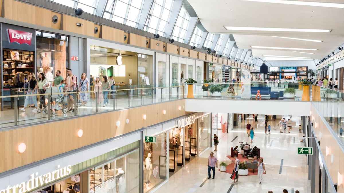 Interior del nuevo megacentro comercial Señorío Plaza en Illescas, a media hora de Madrid, con tiendas y visitantes