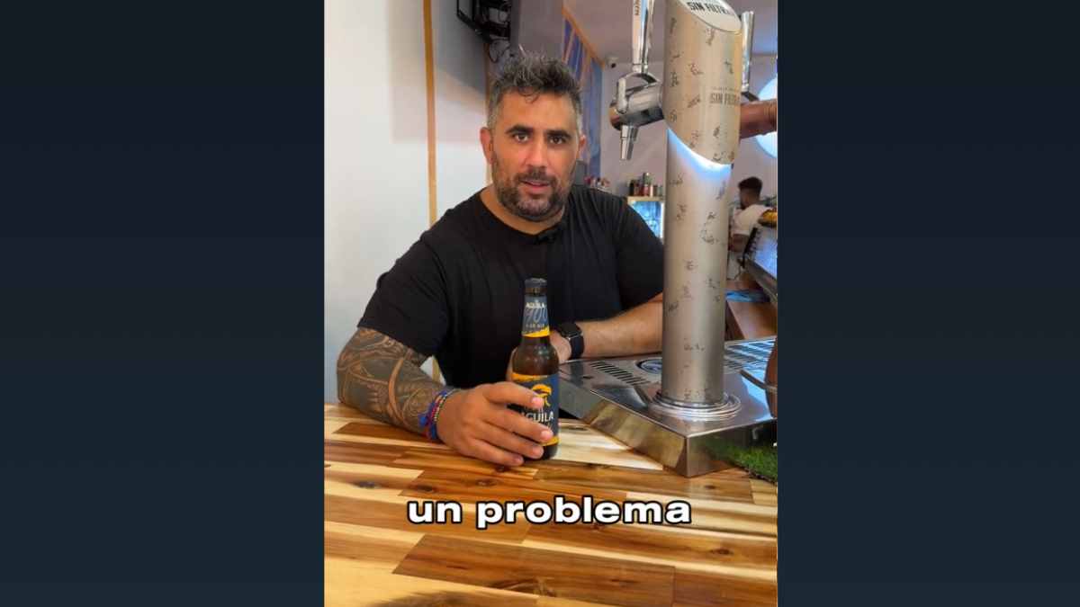 Camarero con botellín de cerveza lanza un aviso: en verano los botellines se calientan y conviene pedir la cerveza de grifo.