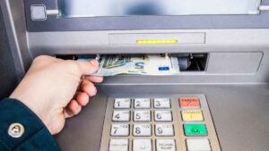 El Banco de España lo confirma: bloqueos bancarios y las tarjetas de crédito a quienes no cumplan con las obligaciones