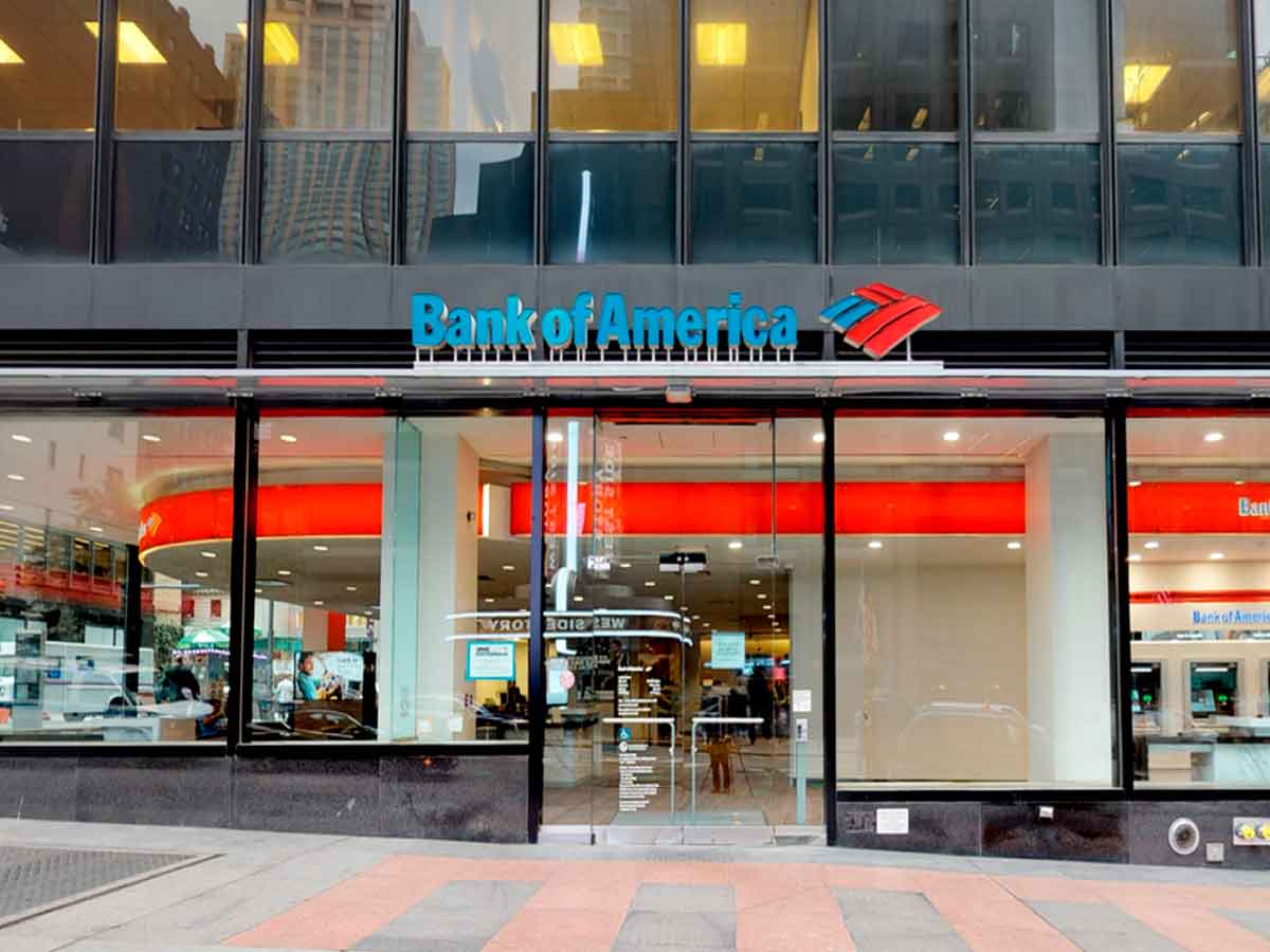 Exterior de una sucursal de Bank of America en Florida con letrero corporativo, incluida en la lista de oficinas que cerrarán