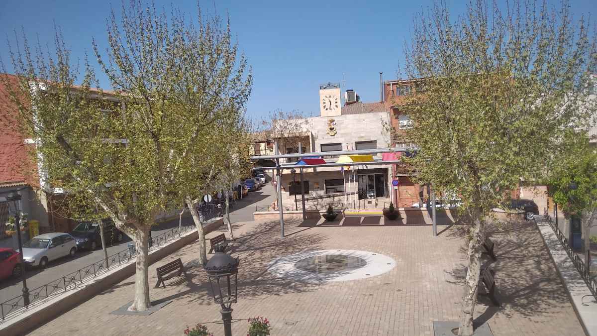 Plaza de Porzuna, entorno del chalet adosado rebajado un 70 % que BBVA vende por 10.000 €
