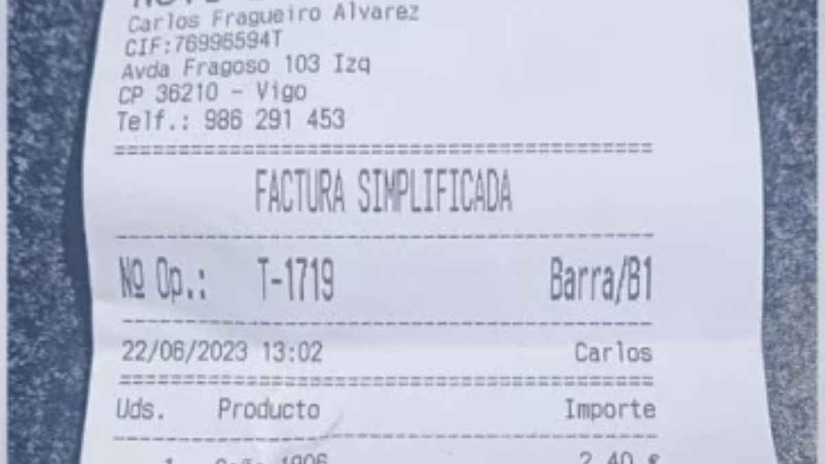 Ticket de bar en Vigo con recargo de 1 euro por pan de bocadillo de tortilla