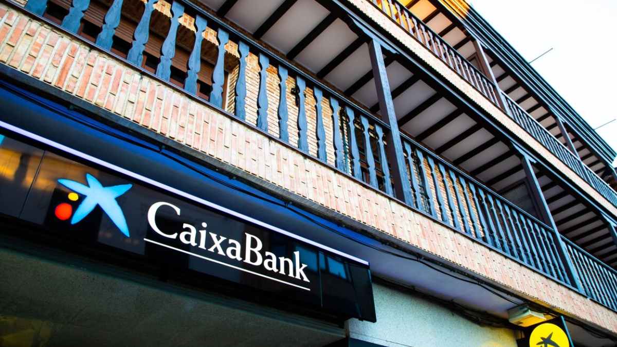 Sucursal CaixaBank que adelanta la paga extra de verano de las pensiones en 2025