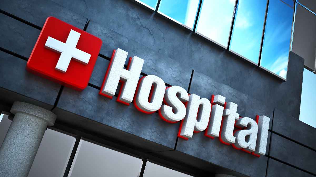 Cartel de hospital en la fachada, simboliza la baja médica del camarero despedido tras 60 horas semanales de trabajo