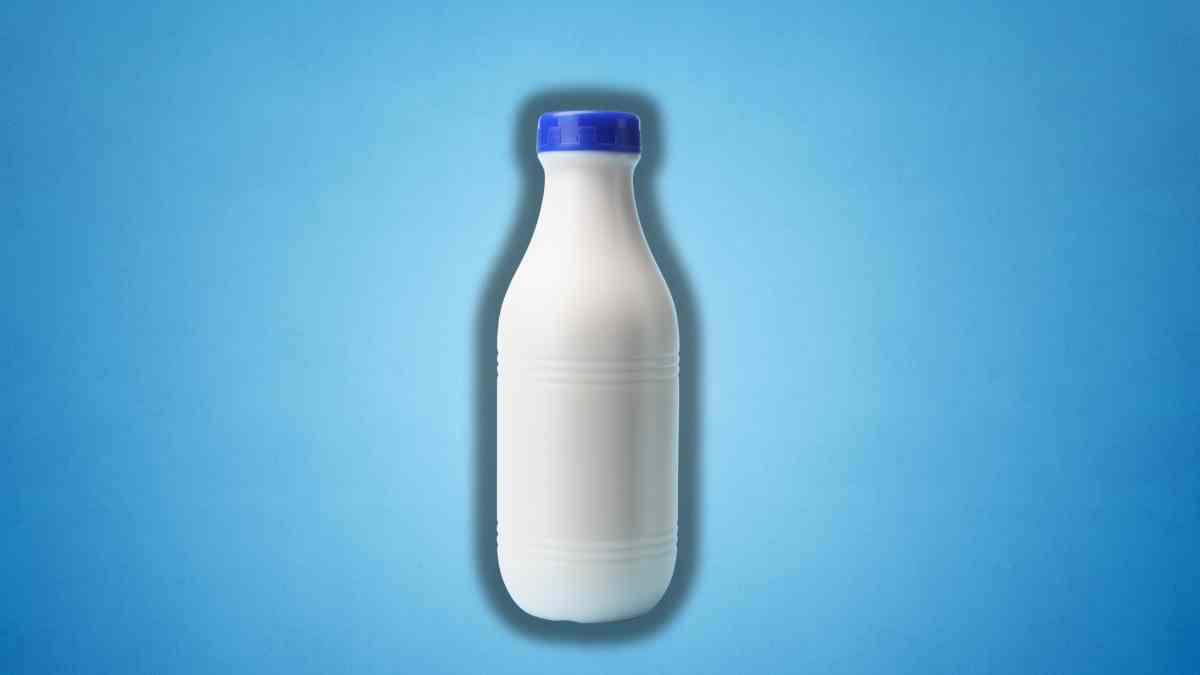 Botellas de leche Polenghi Lombardo, Mukki y Latteria Soresina en estantería de supermercado, sujetas a retirada preventiva por alerta alimentaria