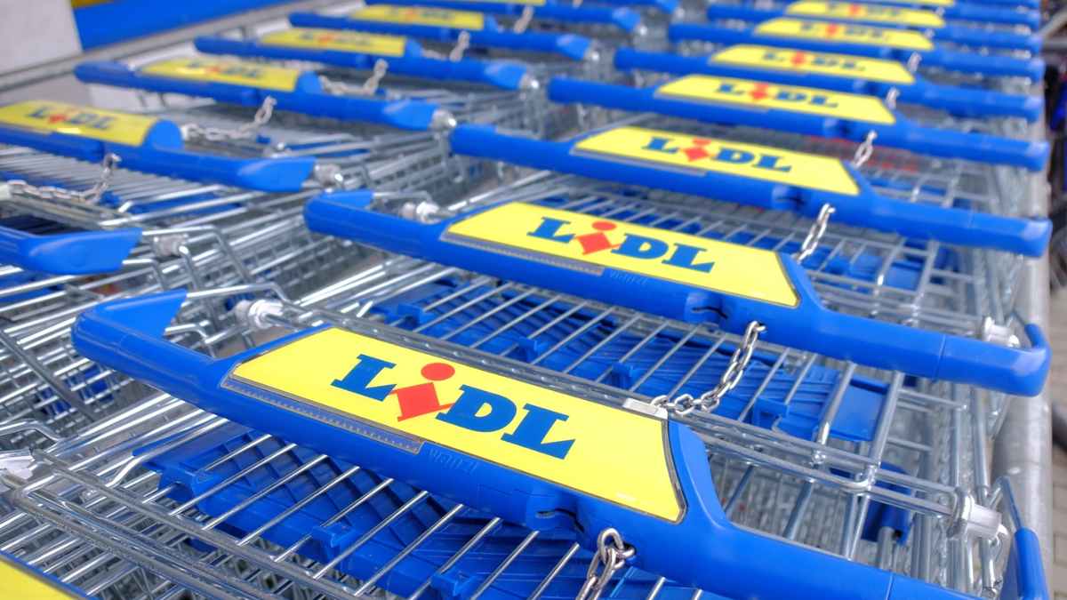 Carritos de supermercado Lidl con sistema de moneda antes de los nuevos modelos inteligentes con QR