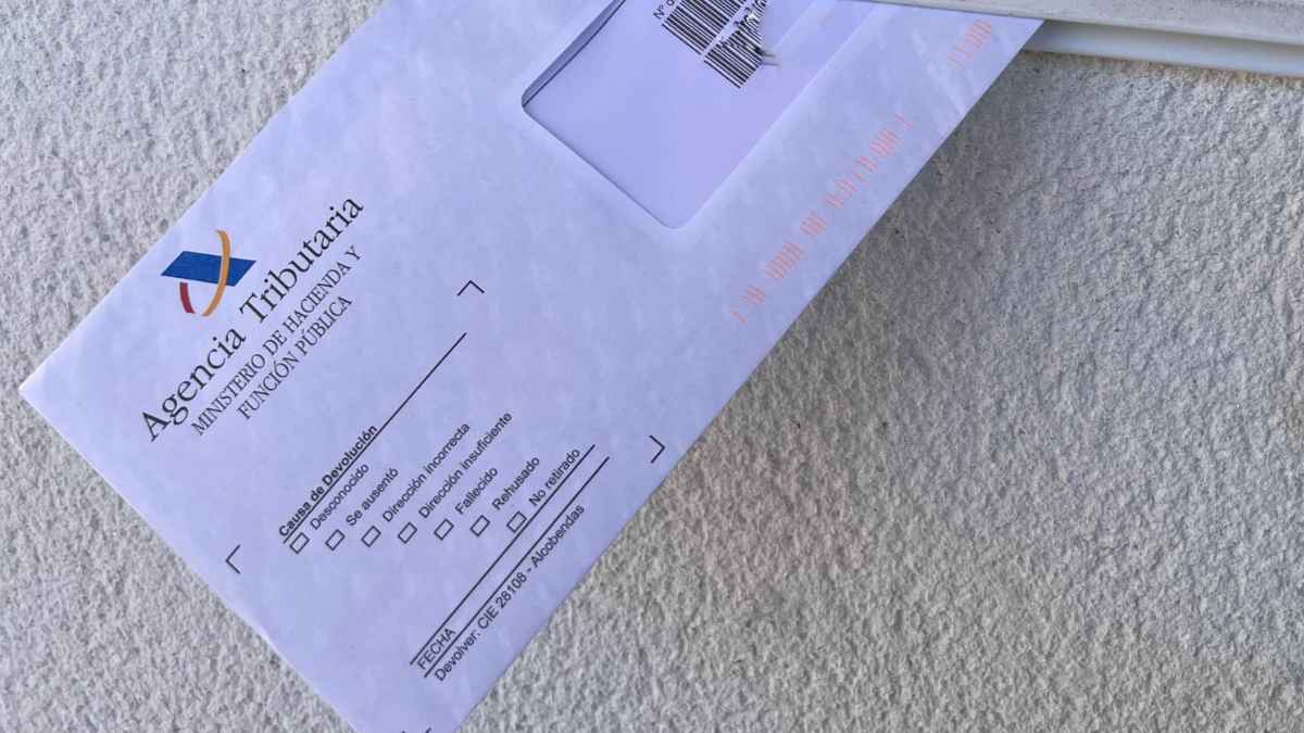 Sobre de la Agencia Tributaria asomando del buzón, la carta de Hacienda con multa de hasta 200 euros que llegará desde el 1 de julio.