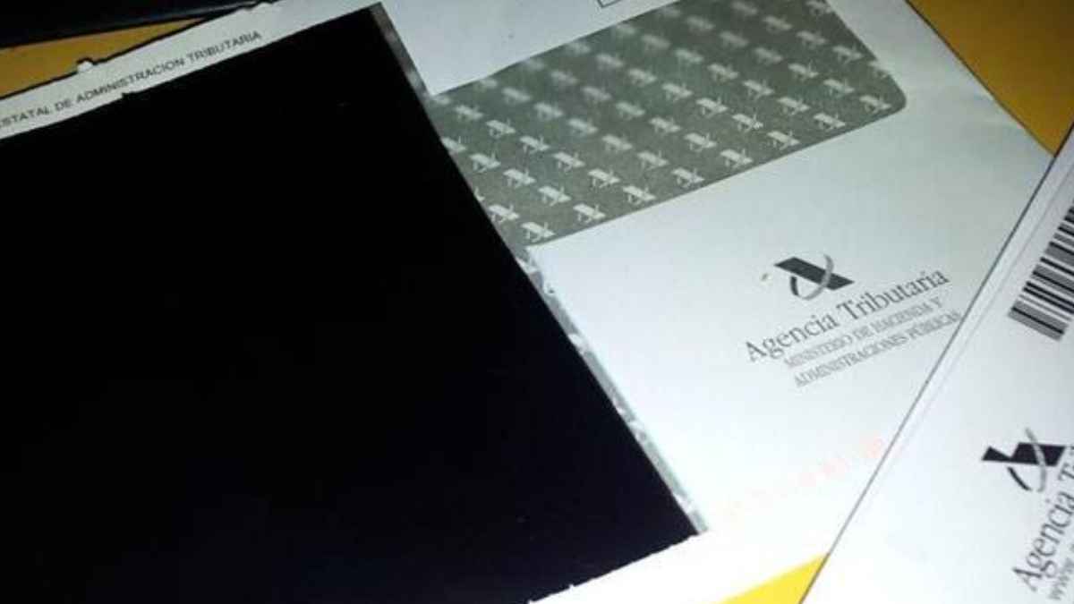 Sobres de la Agencia Tributaria con cartas de Hacienda que advierten de errores en la declaración de la Renta