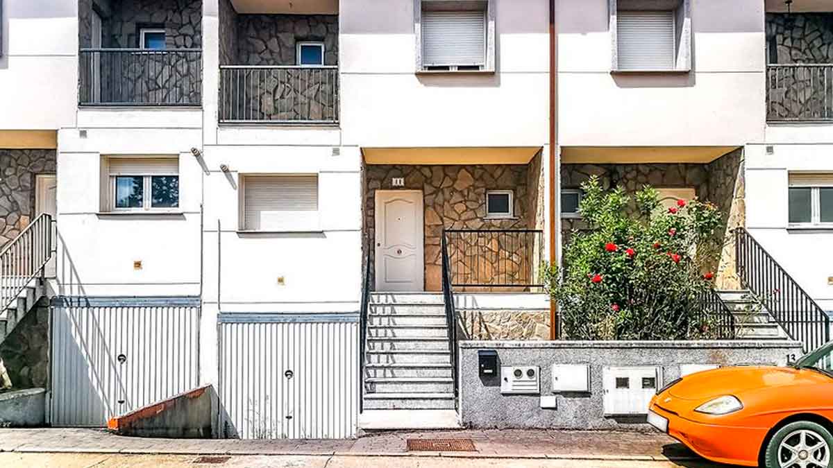 Fachada de un chalet adosado a estrenar en venta por Solvia en Salamanca por 53.000 euros