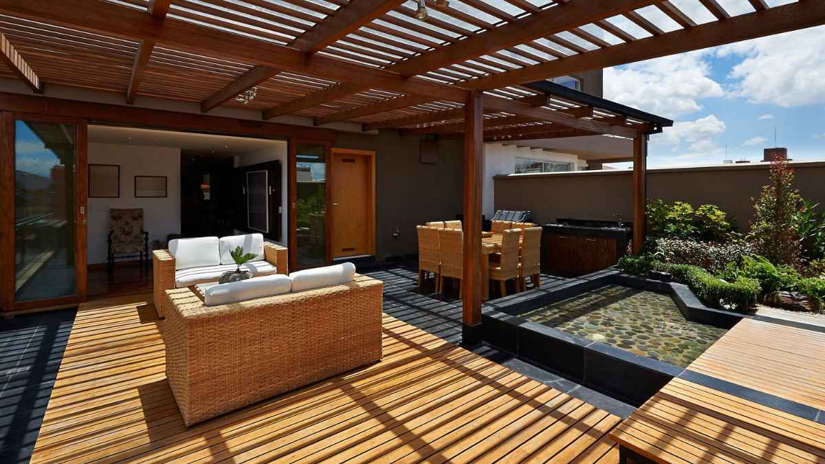 Terraza con pérgola y cerramiento de madera y vidrio reformada sin permiso comunitario, pendiente de demolición