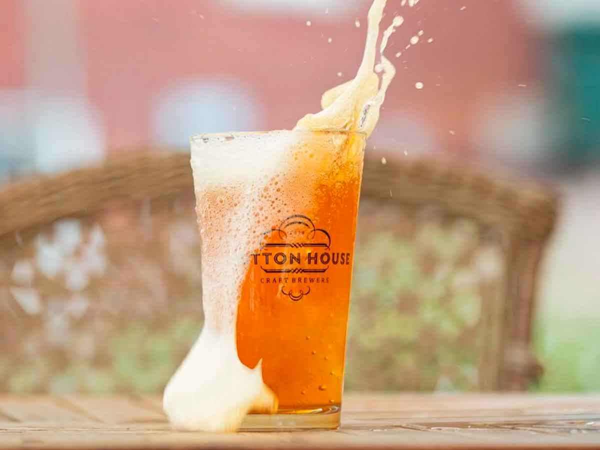 Vaso de cerveza Cotton House desbordado, símbolo de la quiebra de la cervecera artesanal estadounidense y de los empleos perdidos