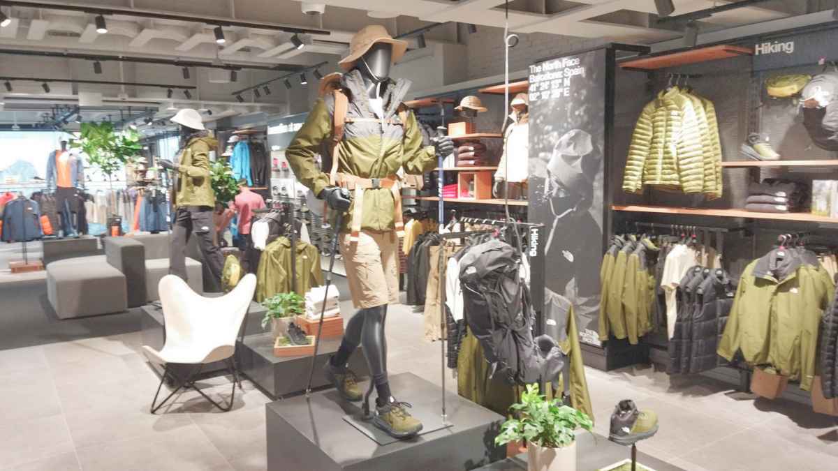 Interior de tienda de ropa con maniquíes vistiendo equipamiento de montaña, uno de los 419 establecimientos cuya reapertura está descartada.