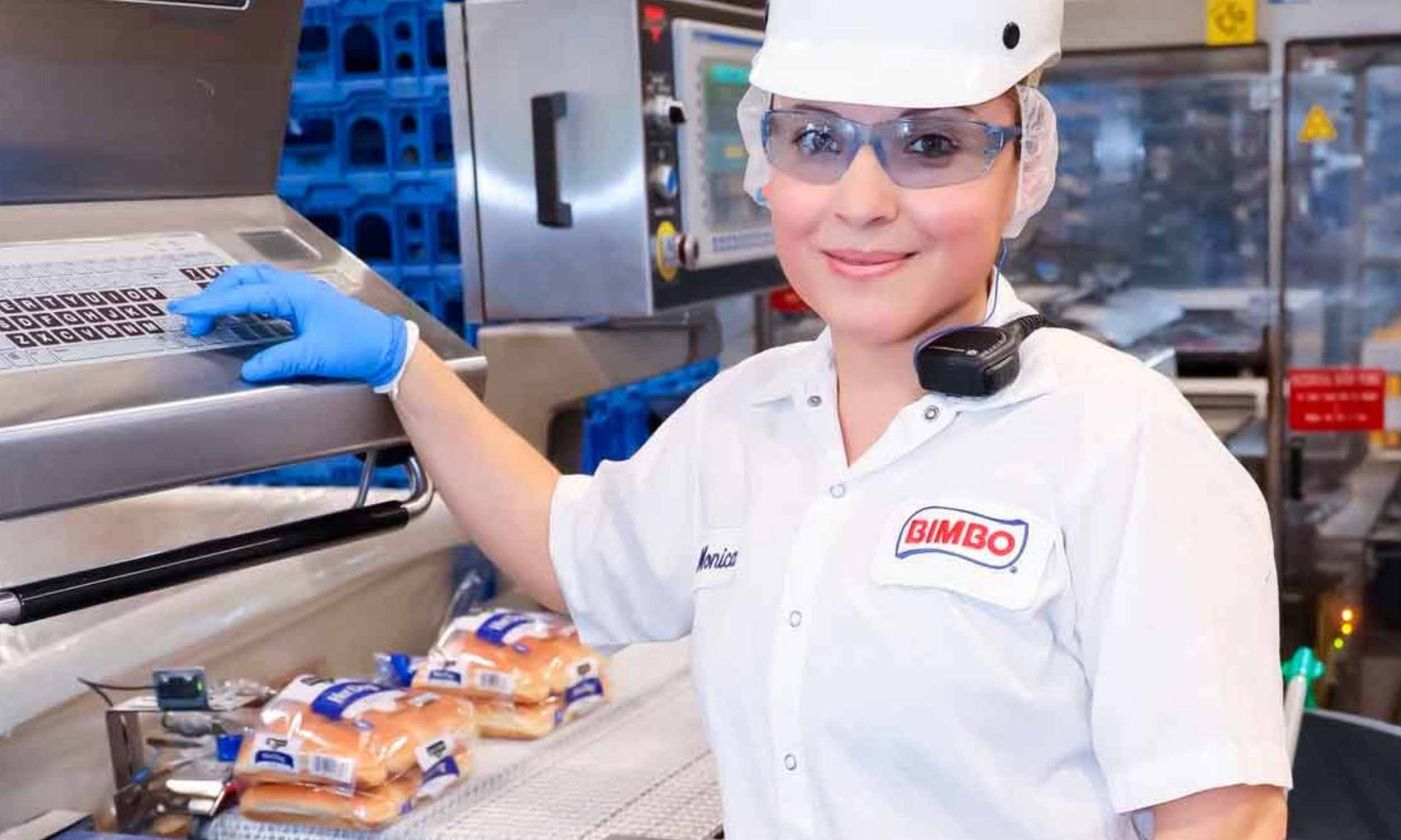 Trabajadora de Bimbo supervisa la línea de pan en una fábrica española próxima al cierre