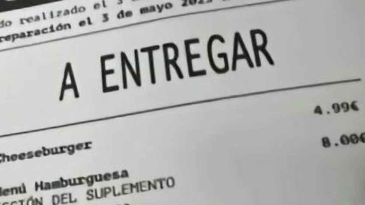Ticket de pedido de hamburguesas con el encabezado ‘A ENTREGAR’ y precios detallados