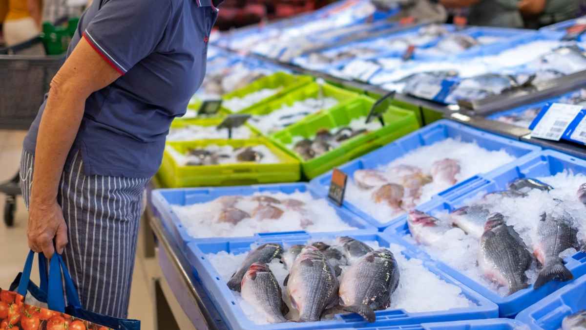 Clienta observando bandejas de marisco económico en Mercadona, alternativa a almejas y gambas por poco más de 3 euros.