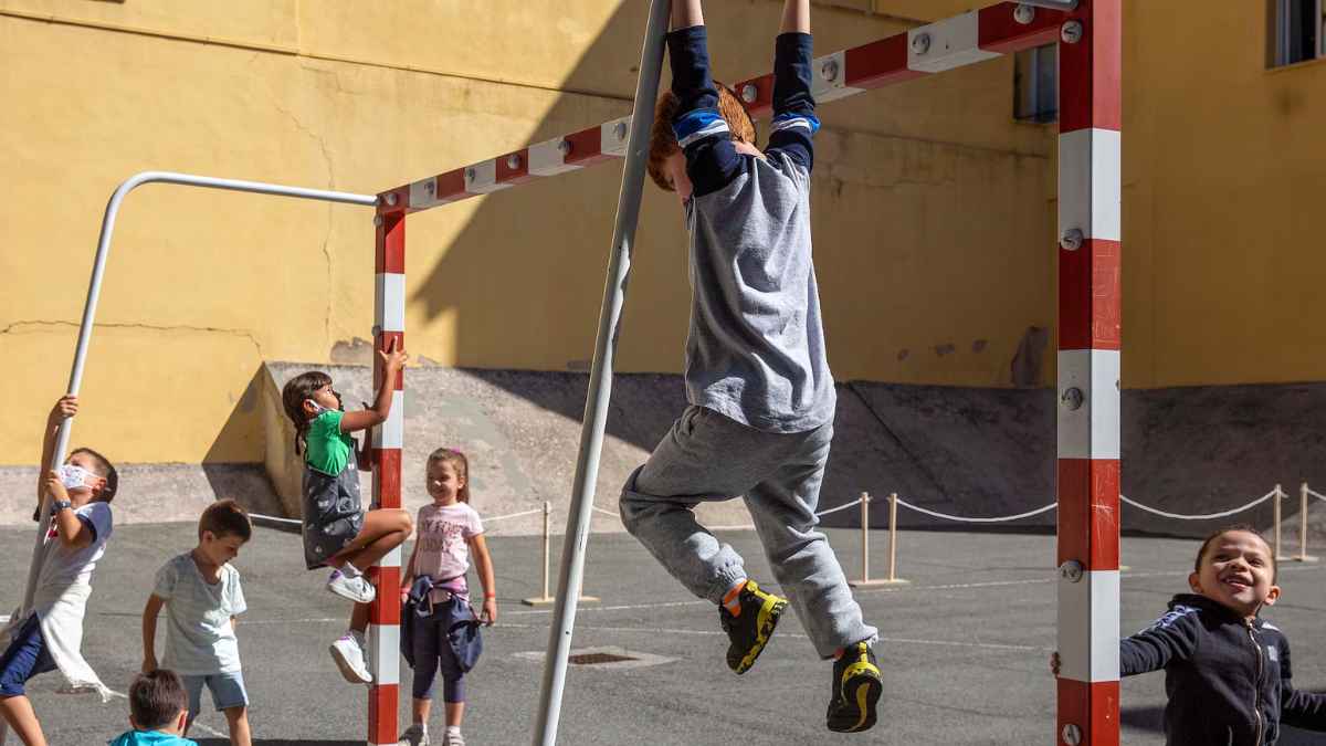 Niños jugando en el patio de 13.000 m² del St Paul’s School, el colegio más caro de Barcelona y de España.