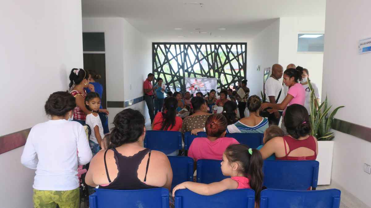 Pacientes colombianos en la sala de urgencias de un hospital español, esperando más de hora y media para ser atendidos.