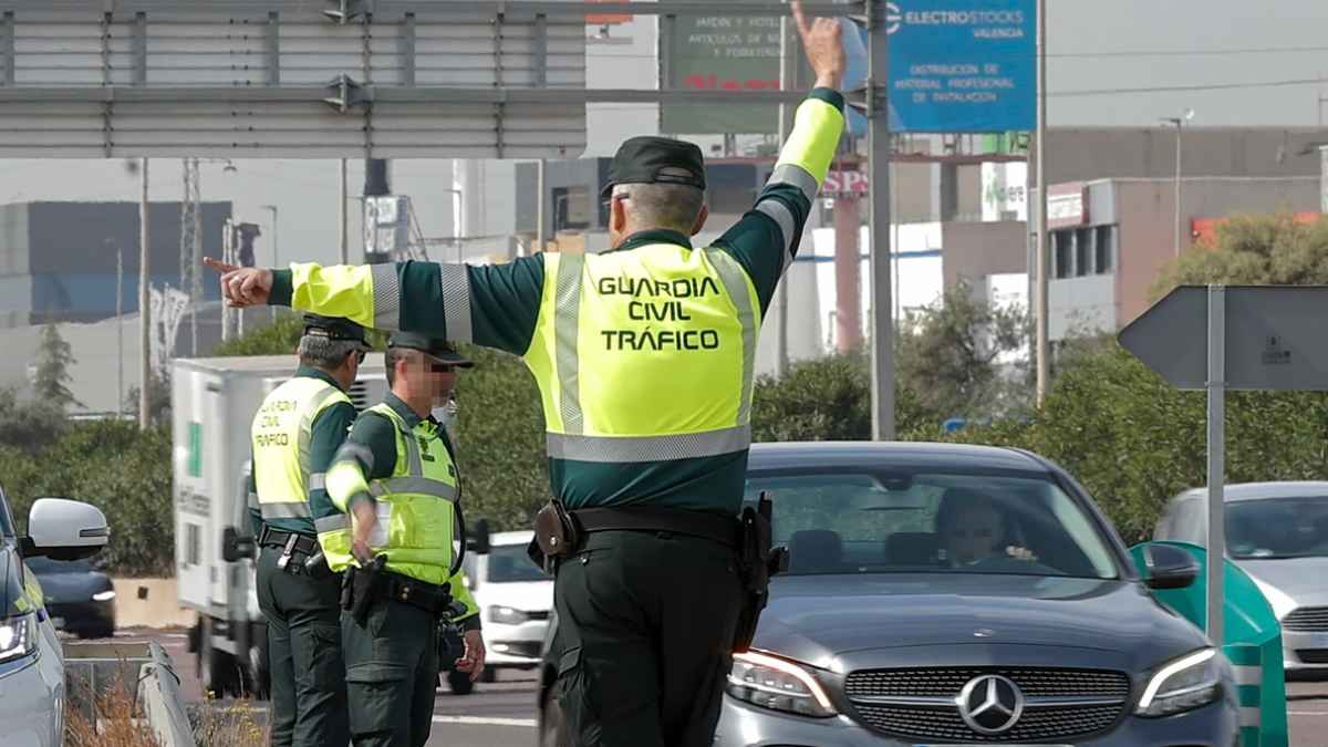 Guardia Civil de Tráfico señaliza un control de alcoholemia en carretera a las afueras de Paracuellos del Jarama (Madrid).